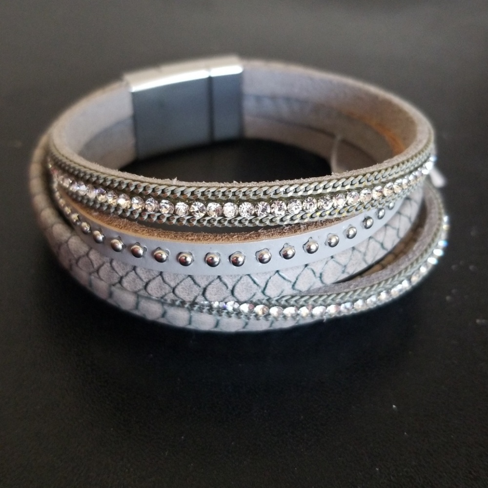 Beautifully crafted leather magnetic bracelet